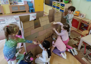 dzieci ozdabiają zamek z kartonu