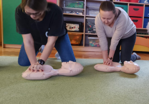 Ćwiczenia z uciśnięć klatki piersiowej na fantomach Annie.