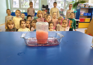 Dzieci obserwują etapy eksperymentu "Kontrolowana burza w słoiku".