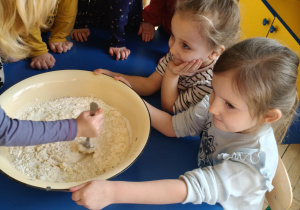 Wyrabianie masy solnej i wykrawanie serduszek.