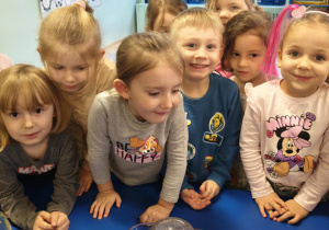 Dzieci sprawdzają efekt eksperymentu z bliska.