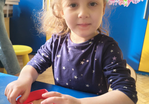 Wyrabianie masy solnej i wykrawanie serduszek.