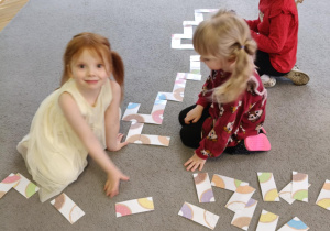 Dziewczynki układają pączkowe domino.