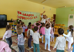 dzieci uczestniczą w zajęciach ruchowych