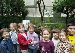 dzieci spacerują po palmiarni