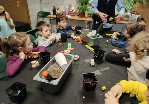 dzieci dekorują donice