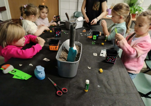 dzieci dekorują donice