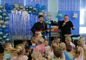 dzieci tańczą w rytm muzyki