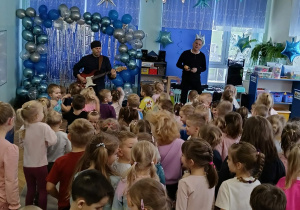 dzieci tańczą w rytm muzyki