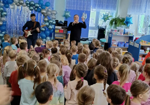 dzieci tańczą w rytm muzyki