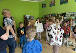 dzieci przedstawiają swoje emocje w różnych sytuacjach