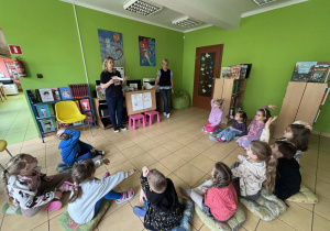 dzieci przyporządkowują napisy z różnymi sytuacjami do emocji: strach, radość, złość, smutek.