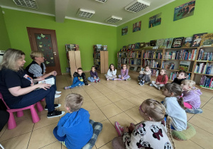 dzieci słuchają czytanej książki o emocjach
