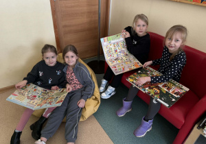 Dzieci oglądają książki