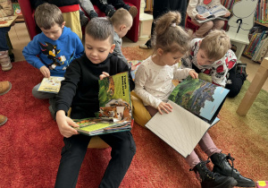 Dzieci oglądają książki