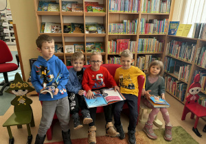 Dzieci oglądają książki