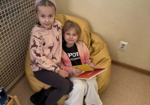 Dzieci oglądają książki