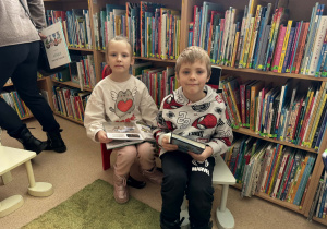 Dzieci oglądają książki