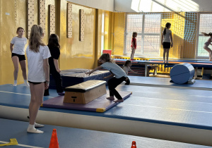 przedszkolaki pokonują tor przeszkód podczas zajęć sportowych.