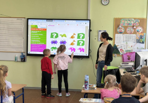 dzieci uczestniczą w lekcji edukacji wczesnoszkolnej,