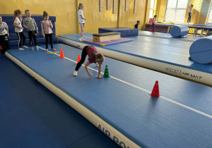 Dzieci ćwiczą na sali gimnastycznej