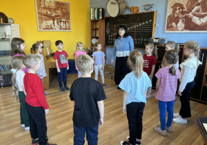 dzieci podczas lekcji muzyki grają na instrumentach