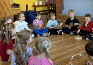 dzieci podczas lekcji muzyki grają na instrumentach