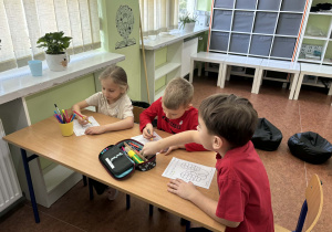 dzieci uczestniczą w lekcji edukacji wczesnoszkolnej,