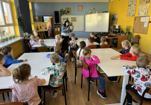 Dzieci siedzą w sali szkolnej