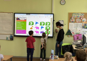 dzieci uczestniczą w lekcji edukacji wczesnoszkolnej,