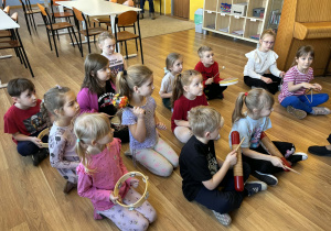 dzieci podczas lekcji muzyki grają na instrumentach