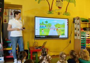 Dzieci na podstawie ilustracji wskazują odpowiednie i nieodpowiednie zachowania w pobliżu przejazdu kolejowego.