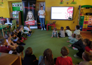 Dzieci siedzą na dywanie