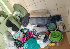 Koce, posłania, akcesoria dla zwierząt zebrane podczas zbiórki dla Fundacji Niechciane i Zapomniane