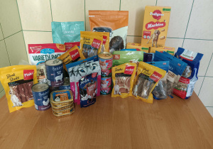 Żywność dla zwierząt zebrana podczas zbiórki dla Fundacji Niechciane i Zapomniane.