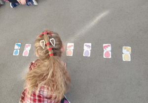 Dzieci siedzą w kole, zabawa "Z jakiego koloru jajka wykluł się dinozaur?"