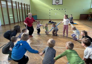 dzieci biorą udział w zabawach sportowych