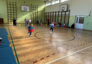 Dzieci Ćwiczą na sali gimnastyczne