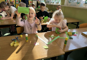 Dzieci siedzą w ławkach