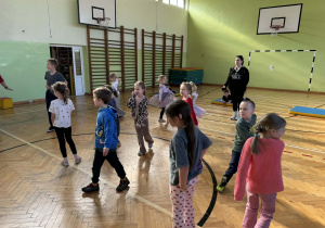 Dzieci Ćwiczą na sali gimnastyczne