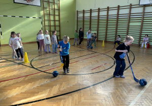 dzieci biorą udział w zabawach sportowych