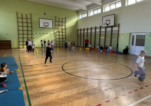 Dzieci Ćwiczą na sali gimnastyczne