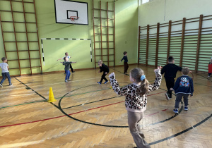 Dzieci Ćwiczą na sali gimnastyczne