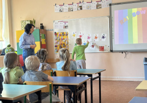 dzieci uczestniczą w lekcji języka angielskiego