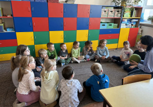 dzieci uczestniczą w lekcji języka angielskiego