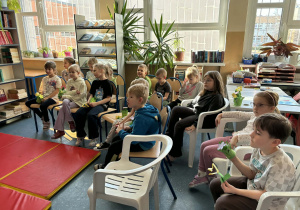 dzieci słuchają legendy o soli w szkolnej bibliotece