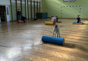 dzieci biorą udział w zabawach sportowych