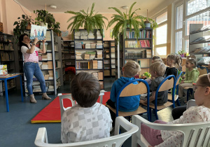 dzieci słuchają legendy o soli w szkolnej bibliotece