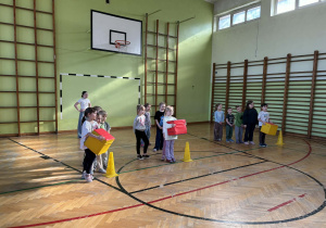 dzieci biorą udział w zabawach sportowych