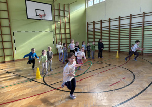 dzieci biorą udział w zabawach sportowych